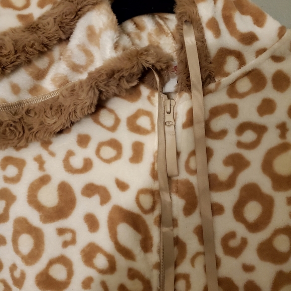 Totally Pink Warm and Cozy Hooded Women' s Lion  Onesies - Picture 4 of 8